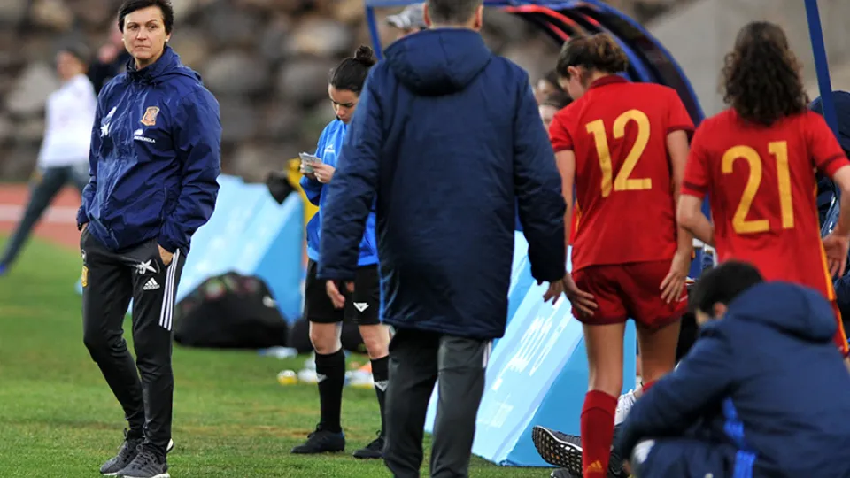 La seleccionadora Sub-17 femenina, Toña Is, durante un encuentro de España