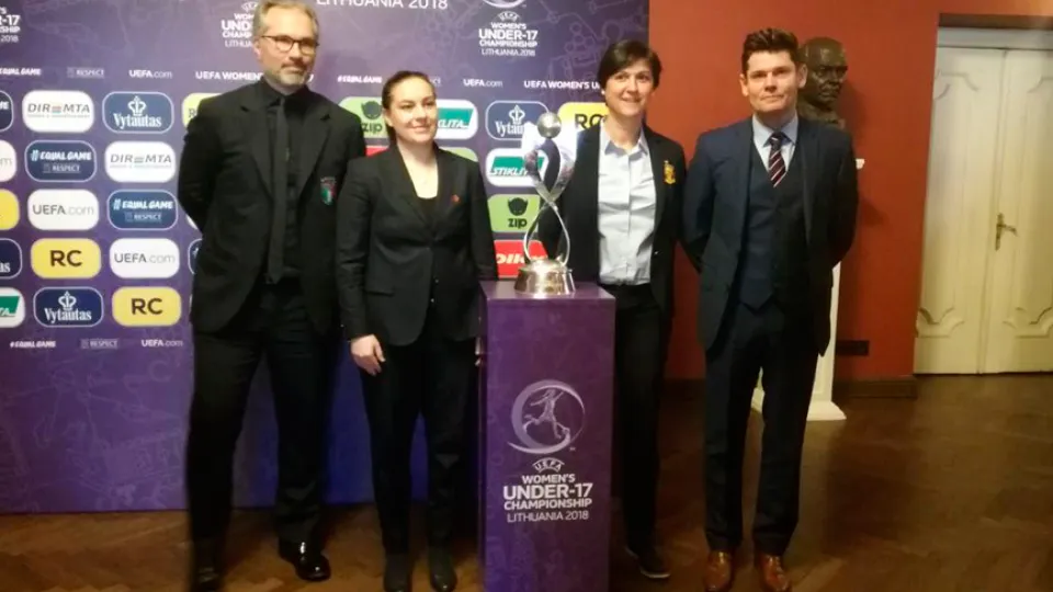 La seleccionadora nacional Sub-17 femenina Toña Is posa con los técnicos rivales en el Europeo