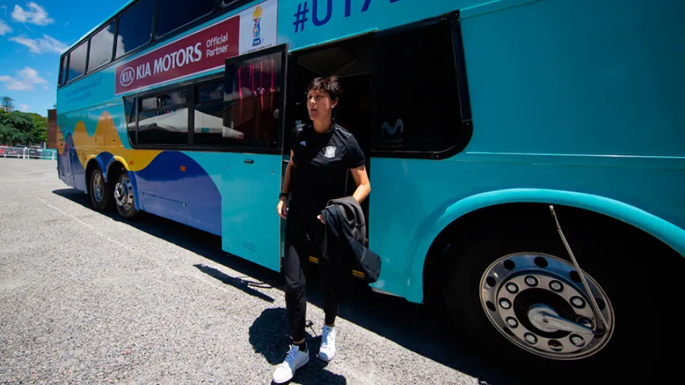 Toña bajando del bus