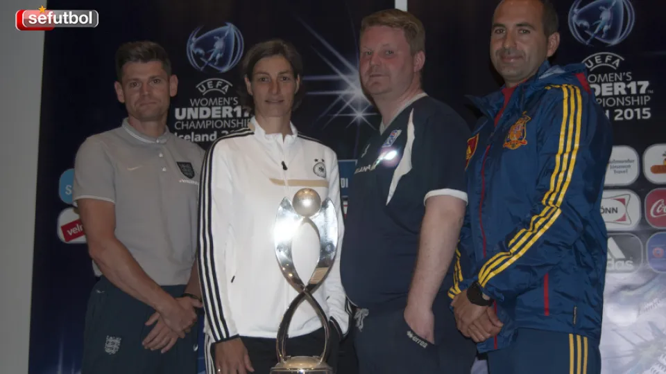 Los seleccionadores posaron con la copa del Europeo femenino Sub-17