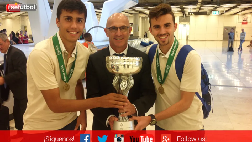 Rodrigo, Luis de la Fuente y Mayoral posan con el trofeo a su llegada a Barajas