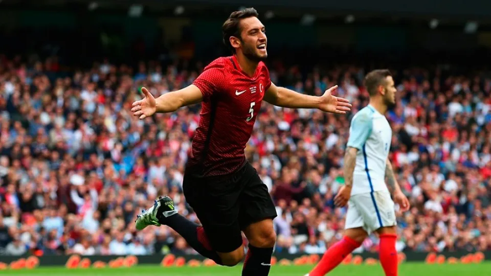 Hakan Çalhanoğlu celebra el gol turco