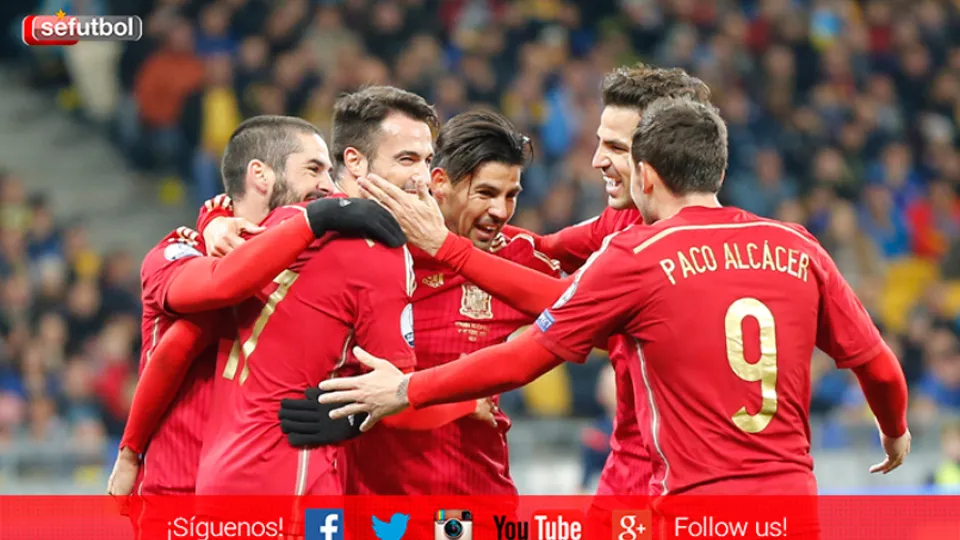 La selección española de fútbol celebra un gol