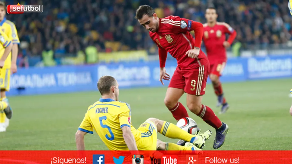 Paco Alcácer pugna por un balón en Kiev