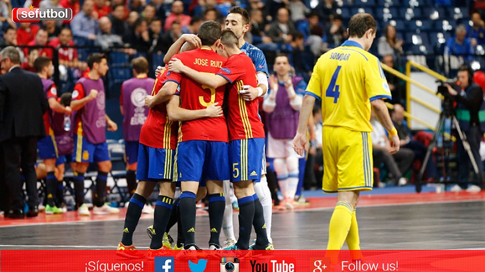 Los jugadores de España se abrazan tras el gol de Álex
