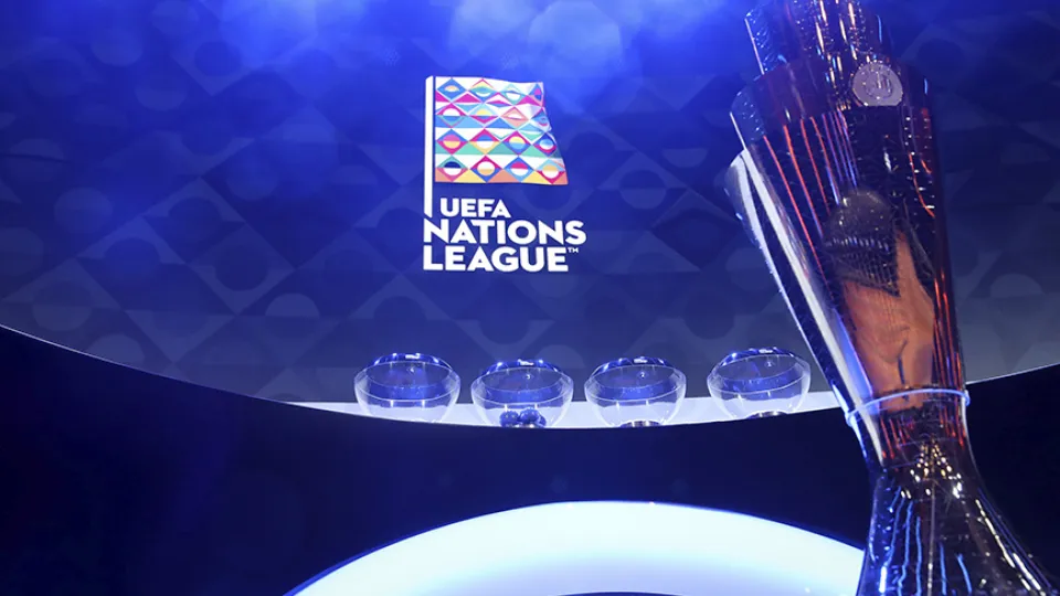 Escenario del sorteo junto con el trofeo UEFA Nations League