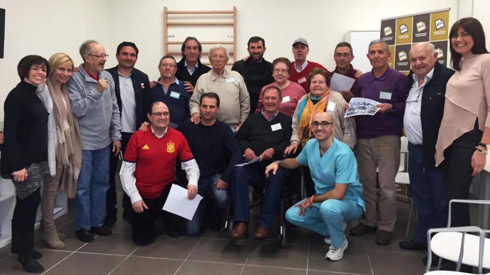 Las Leyendas de la Selección posan junto al personal y los pacientes del centro de día de la Asociación de Familiares de Enfermos de Alzheimer de Valencia