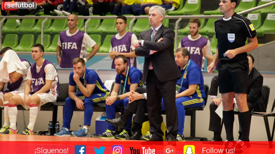 José Venancio López da instrucciones durante el Azerbaiyán - España jugado en Medellín