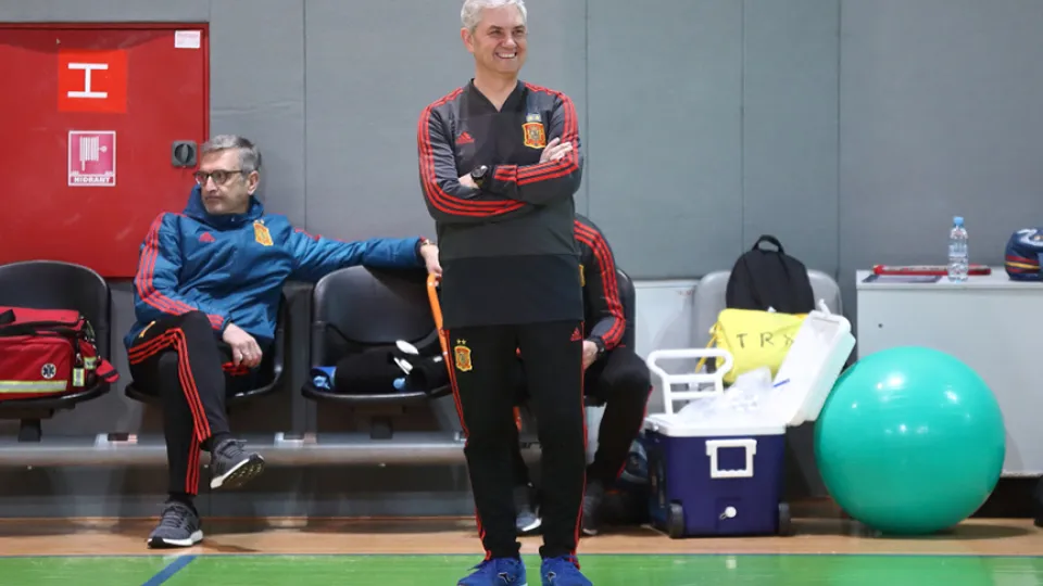 José Venancio López, seleccionador nacional de fútbol sala, da instrucciones a su equipo durante un entrenamiento del equipo en Eslovenia