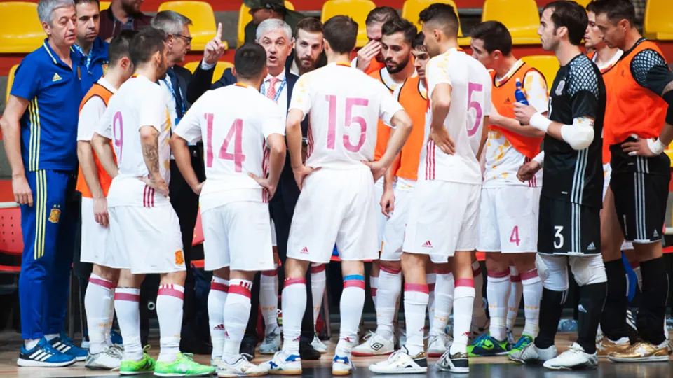 El seleccionador nacional de fútbol sala, José Venancio López, ofrece instrucciones a sus jugadores