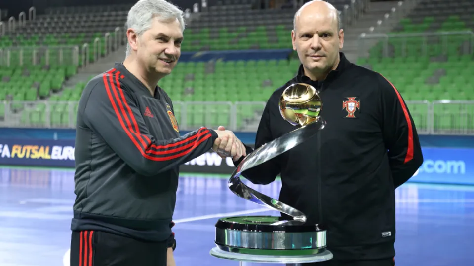 José Venancio López, seleccionador nacional de fútbol sala, se fotografía con su homólogo portugués Jorge Braz 