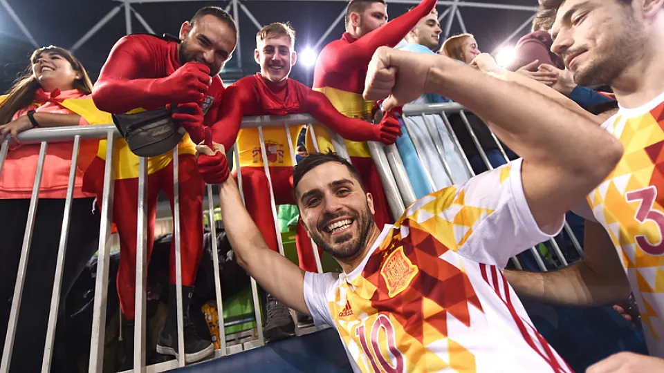 Rafa Usín celebra el pase a semifinales con los aficionados españoles en Liubliana