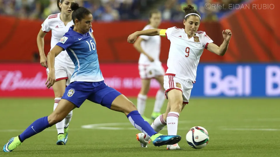 Verónica Boquete disputa un balón ante Brasil