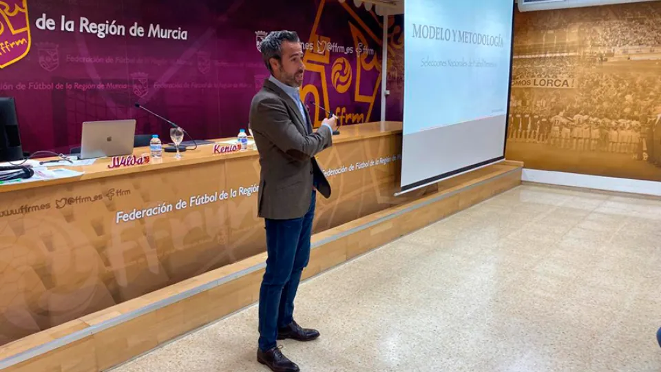 Jorge Vilda en un momento de su ponencia
