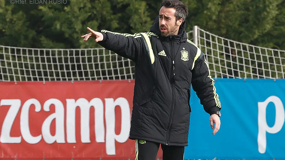 Jorge Vilda, Seleccionador Nacional Femenino, ofrece instrucciones durante un entrenamiento del equipo