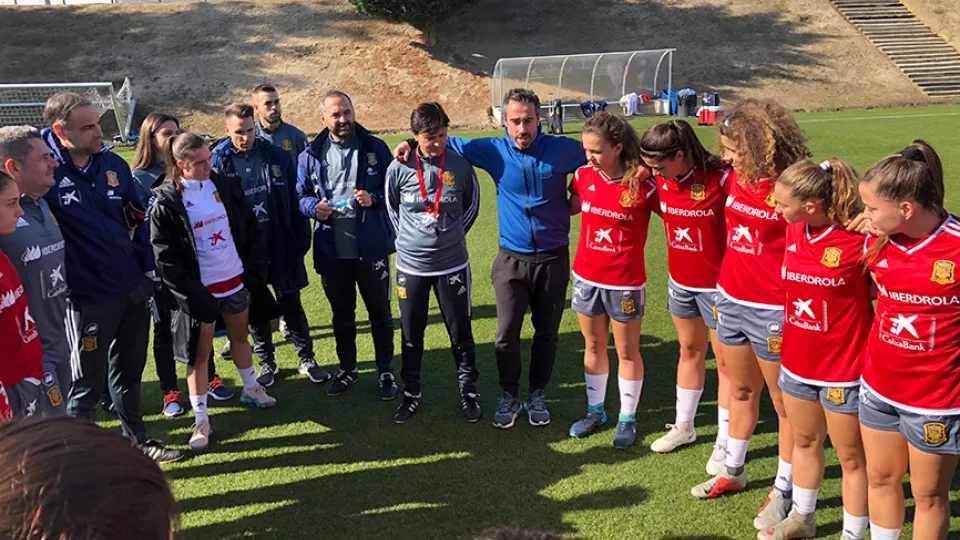 Jorge Vilda deseando suerte a la Sub-17