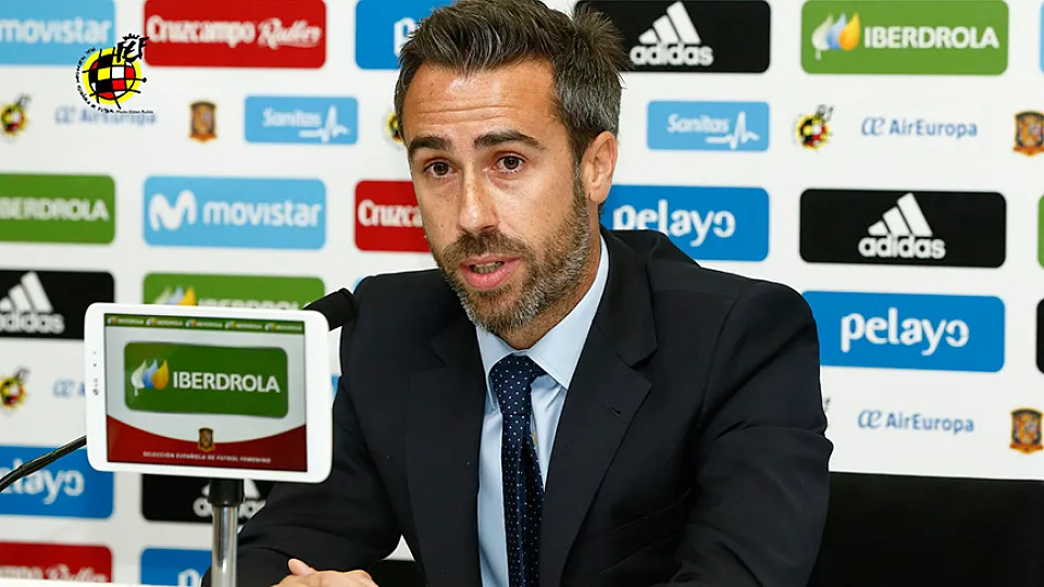 Jorge Vilda respondiendo en la rueda de prensa