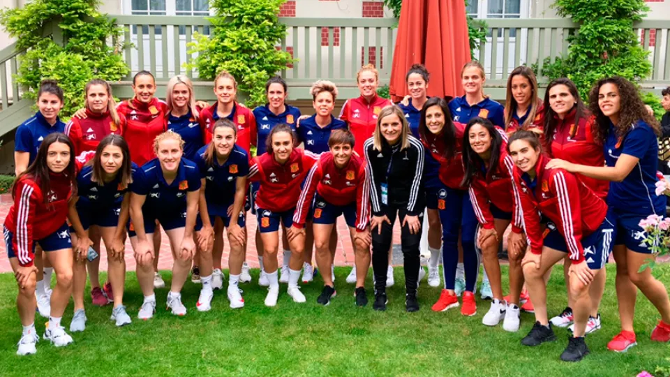 Marisa Villa posa con las jugadoras de la Selección en Francia