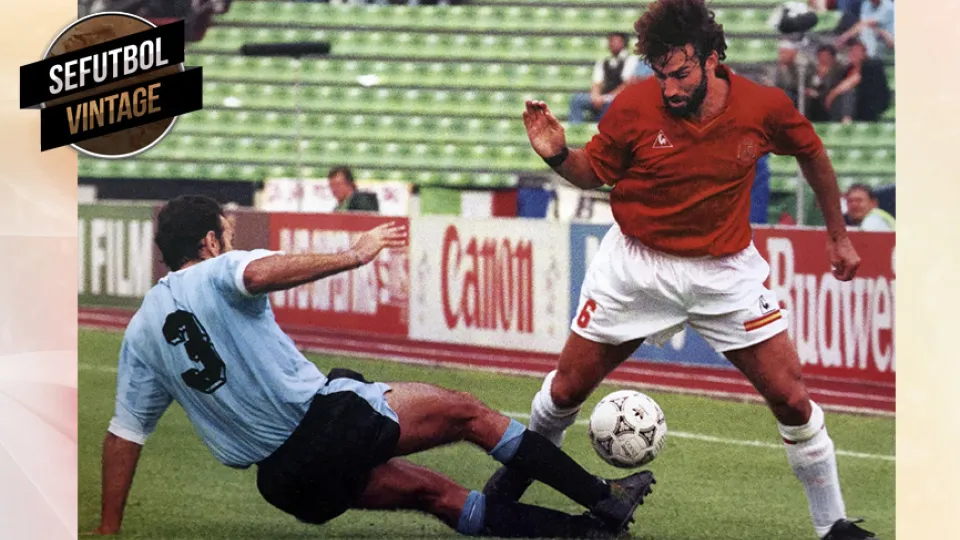 Martín Vázquez en un lance del Uruguay - España disputado en Udine durante el Mundial de Italia'90