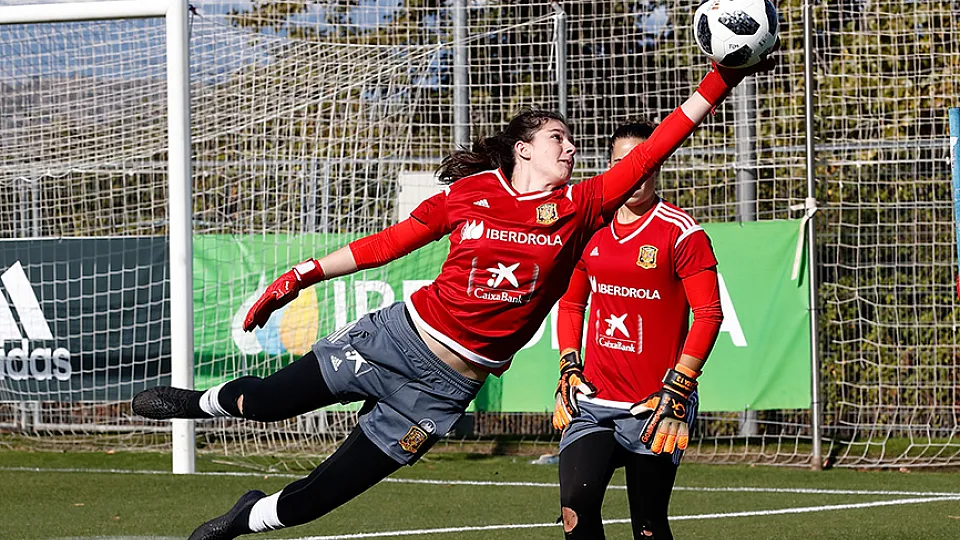 Paula realiza una estirada durante el entrenamiento