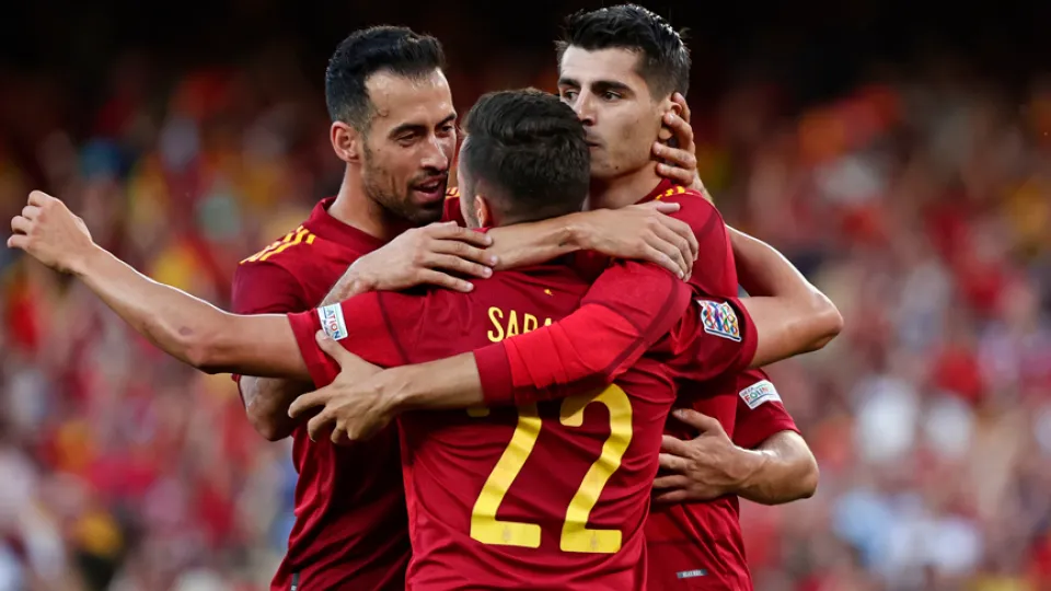 Sergio Busquets, Sarabia y Morata celebran un gol de España