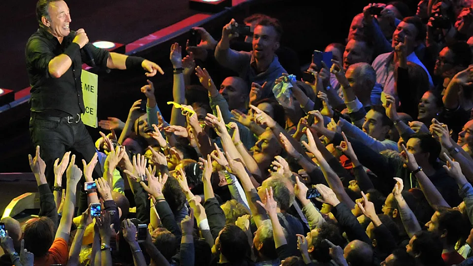 Bruce Springsteen actuando en Wembley