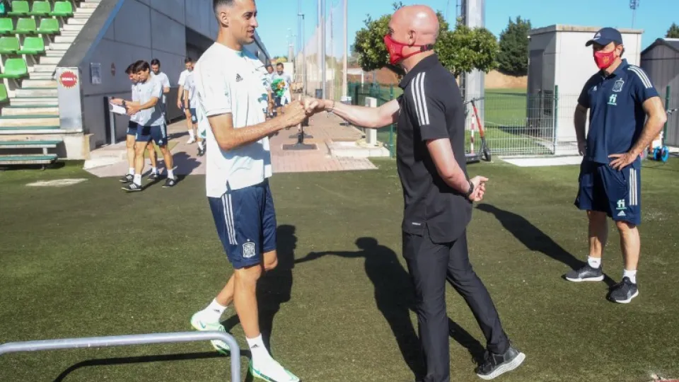 El presidente de la RFEF saluda a Sergio Busquets antes del entrenamiento en la Ciudad del Fútbol