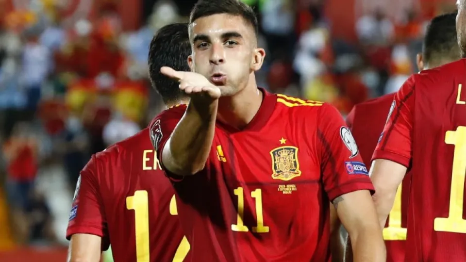 Ferran Torres celebra su gol en Badajoz