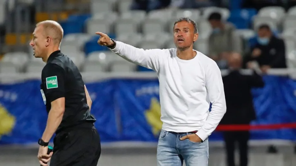 El seleccionador nacional, Luis Enrique Martínez, da instrucciones durante el partido de Pristina