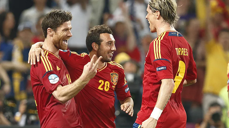 Xabi Alonso celebra un gol junto a Santi Cazorla y Fernando Torres 