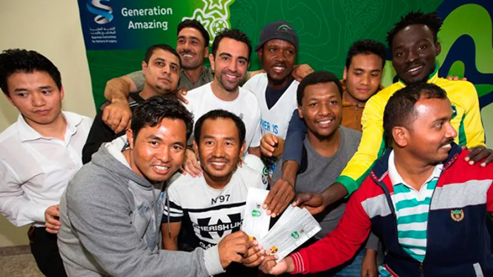 Xavi Hernández durante su encuentro con los trabajadores del Mundial de Catar