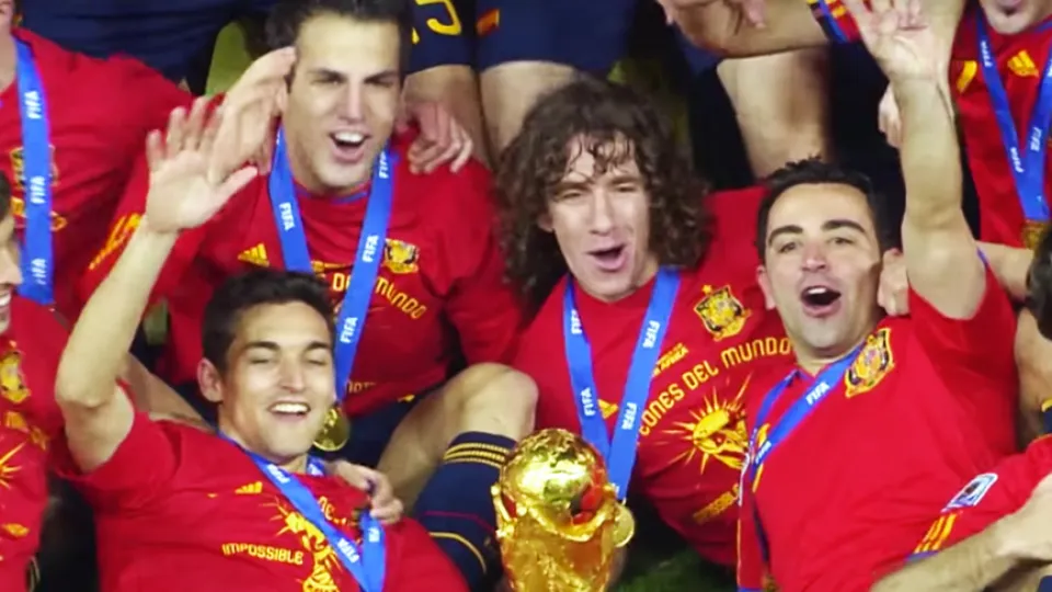 Xavi Hernández celebra con sus compañeros el Mundial de Sudáfrica 2010