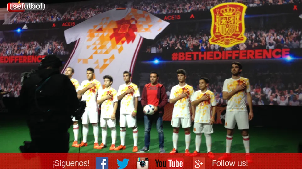 Xavi, con Adidas en la presentación de la camiseta de España en París