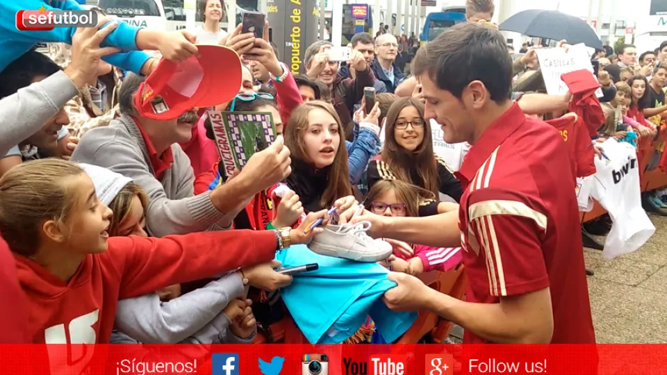 Iker Casillas firma un zapato