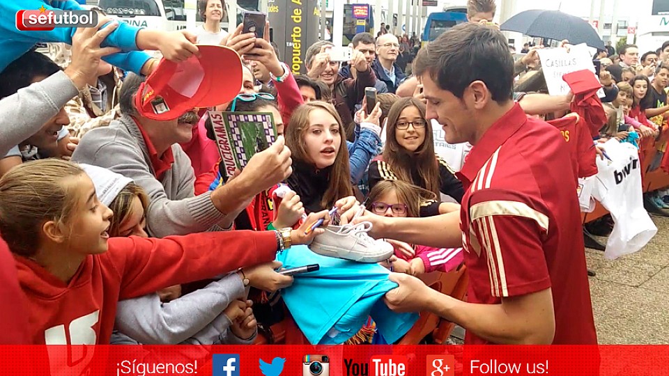 Iker Casillas firma un zapato