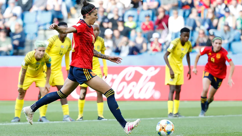 Jennifer Hermoso ejecuta uno de sus dos penaltis
