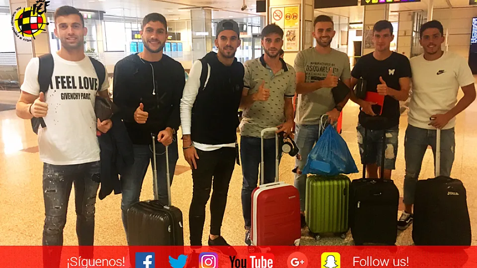Los jugadores de la Selección española Sub-21 a su llegada de Estonia