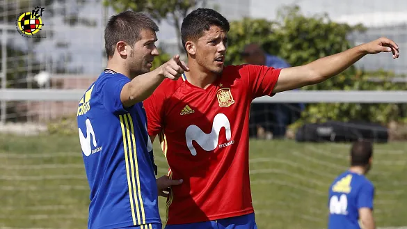 Pablo Fornals conversa con Albert Celades durante en el entrenamiento de la Sub-21