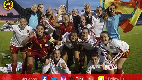 La Selección española Sub-19 femenina celebra su éxito en el terreno de juego