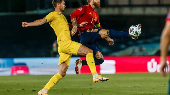 Ramos pelea por un balón en el partido de ida