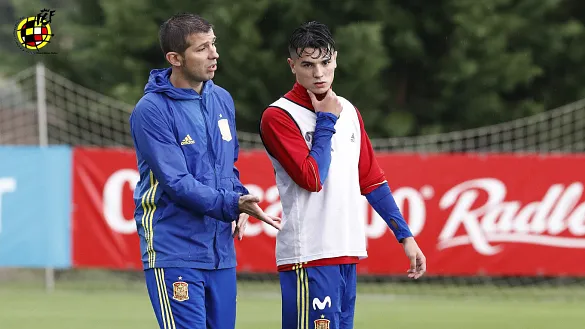 Brahim Díaz junto al Seleccionador Sub-21 Albert Celades