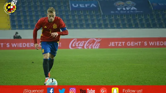 Gerard Deulofeu se dispone a sacar una falta en el partido de ida ante Austria