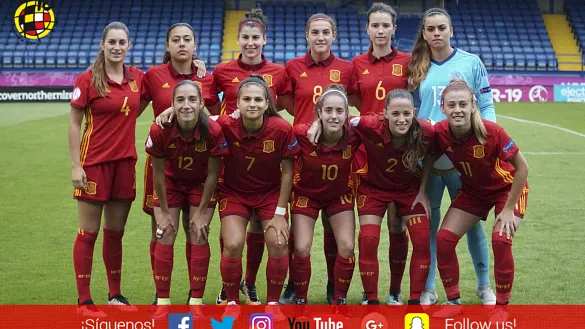 La selección española Sub-19 femenina posa antes de su encuentro frente a Escocia