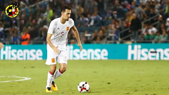 Sergio Busquets controla un balón en el centro del campo