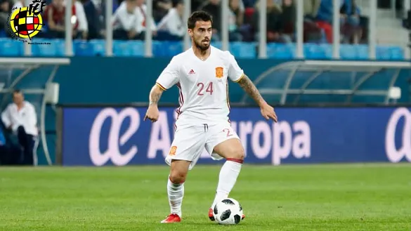 Suso controla un balón