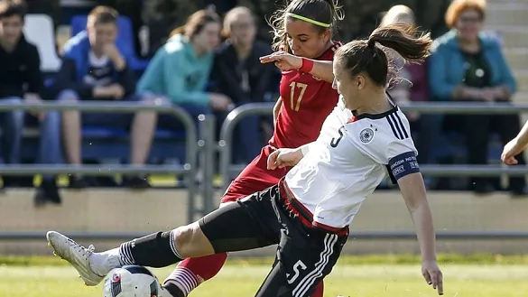 María Blanco intenta zafarse de una rival alemana
