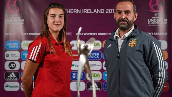 La capitana de la Selección española Sub-19 femenina Patricia Guijarro y el Seleccionador Pedro López posan la víspera de la gran final frente a Francia