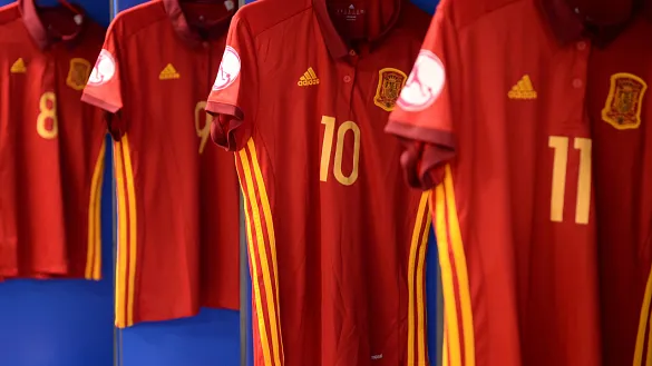 Las camisetas de la Selección española Sub-19 en el vestuario antes del encuentro frente a Francia 