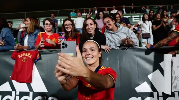 Claudia Zornoza, con los aficionaos en Las Rozas