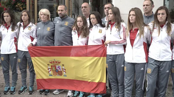 La Selección española Sub-19 femenina durante su minuto de silencio en Belfast